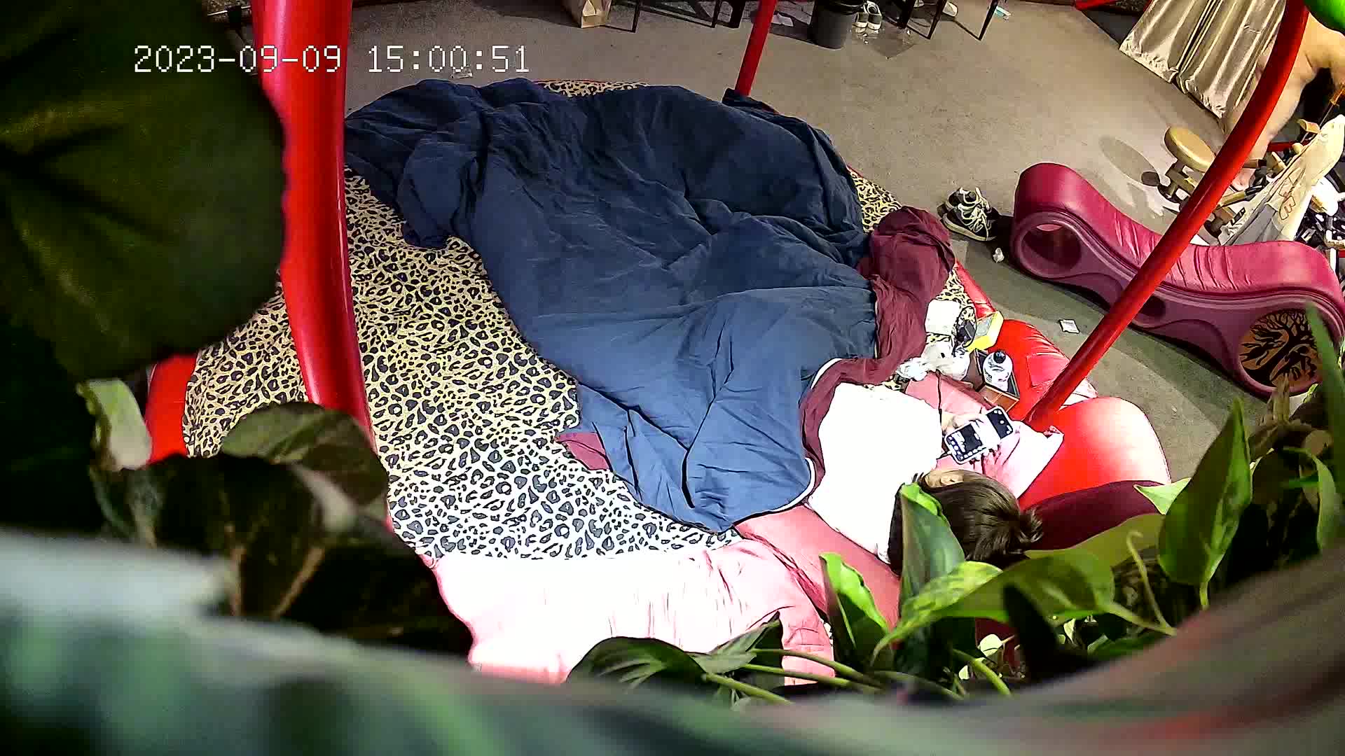 2023-9-9酒店TP周末约情人，情趣房大圆床，拔下内裤疯狂舔，跳蛋震穴骚的很，抬起双腿一顿操，淫语骚话不断