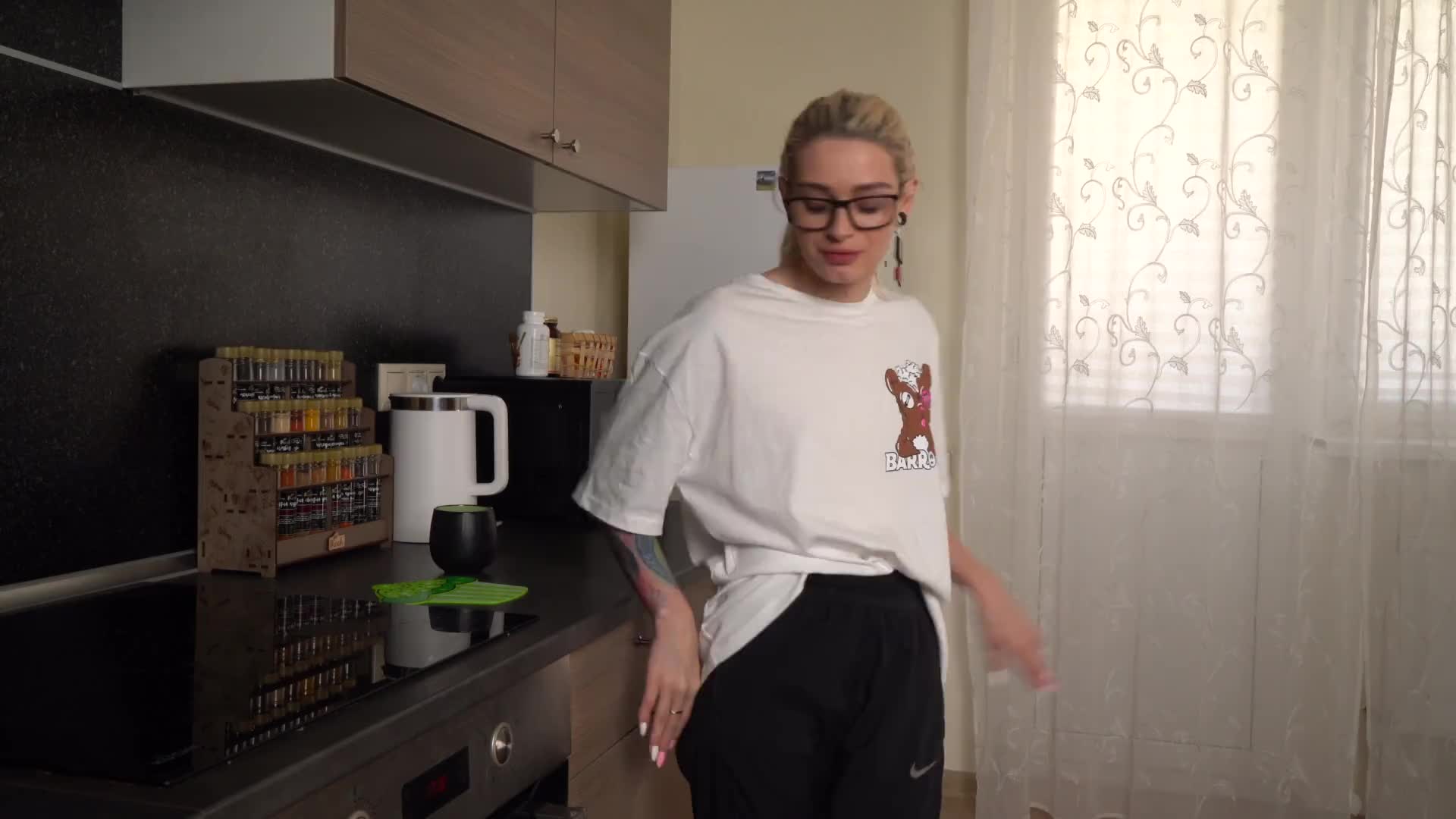 在工作时操我妻子的女朋友 - BelleNiko (ph6321bebf66ebc)