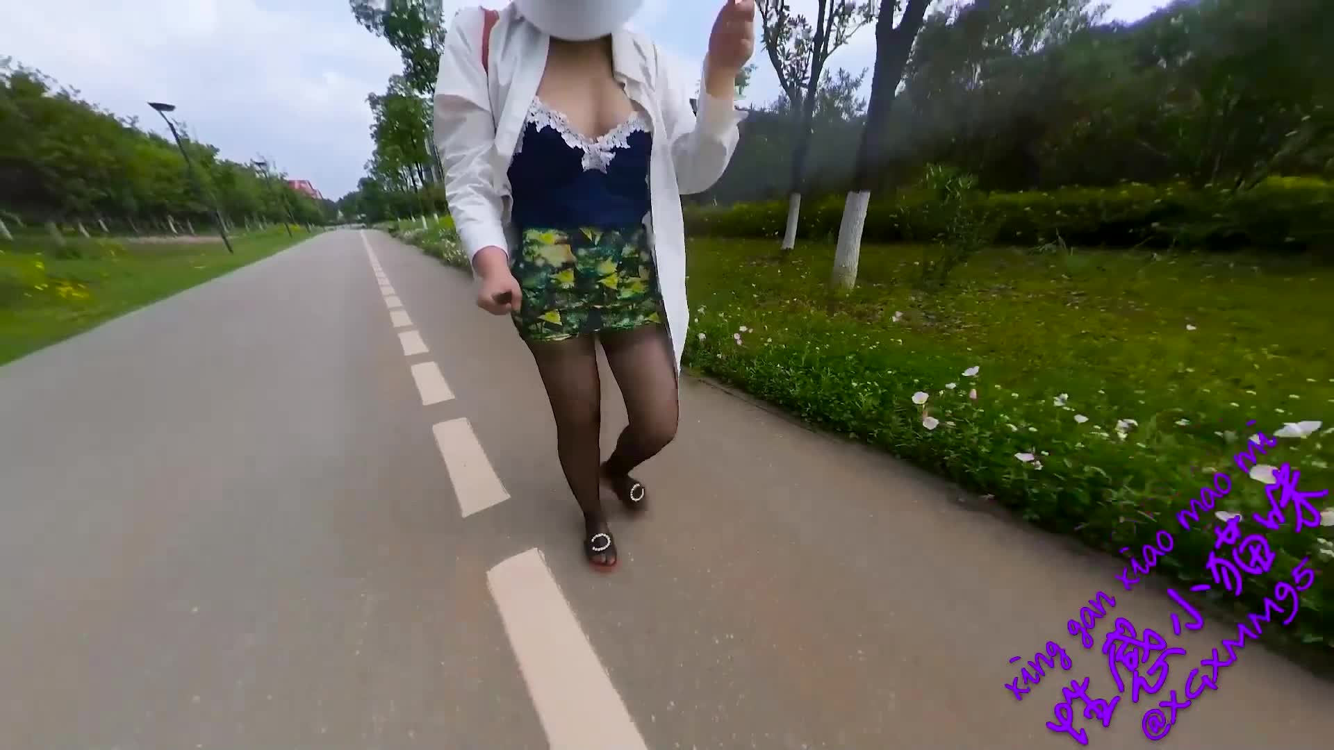 【街头勾引】性感少妇露出自慰勾引瘸腿老头，这样够反差吗？ (642a74a599796)