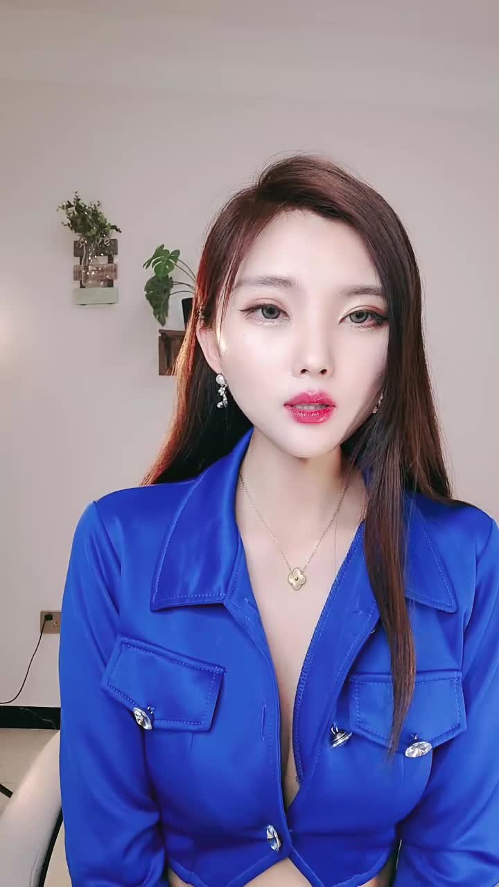 新人下海极品网红女神！带上眼镜性感包臀裙！扭腰摆臀慢慢脱掉，掰穴特写揉搓，美臀怼着镜头前