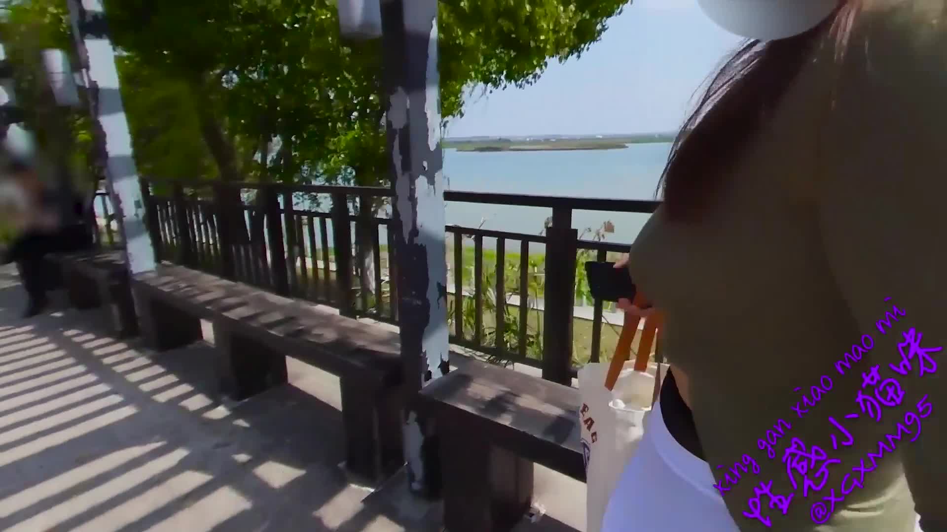 【极限露出】路边大胆自慰，街上人来人往，旁边就坐着陌生人 (6417bedfc0ebd)