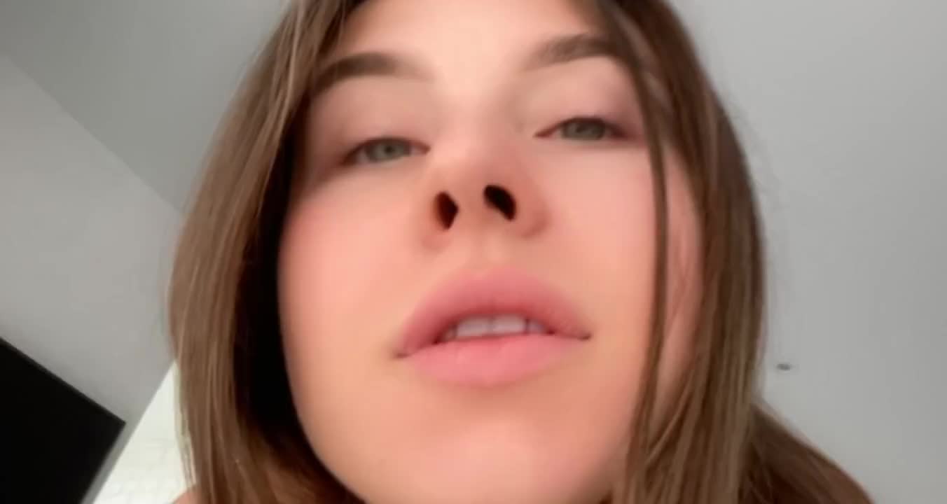 morning rubbing of a creamy pussy on the couch (ph6314c44135eb9)