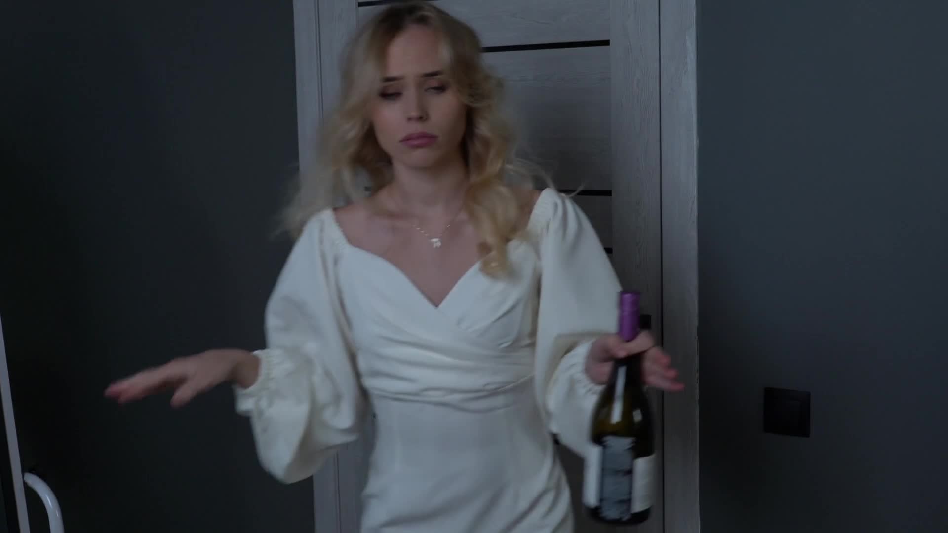 在单身派对上喝酒后与朋友欺骗了她的丈夫 (ph633734518125d)