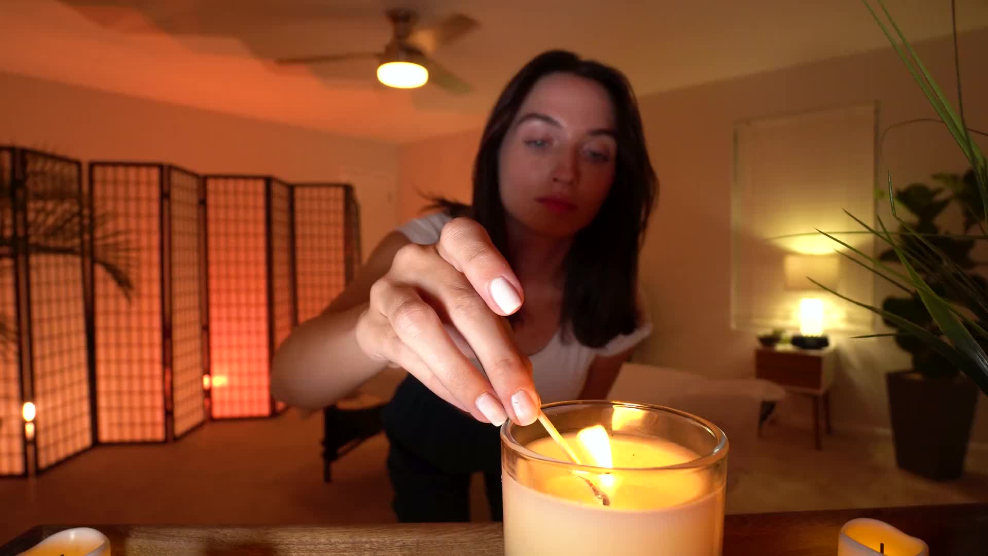 娇小的女按摩师给大鸡巴客户一个他不会忘记的幸福结局 (64a1ed9babbd5)