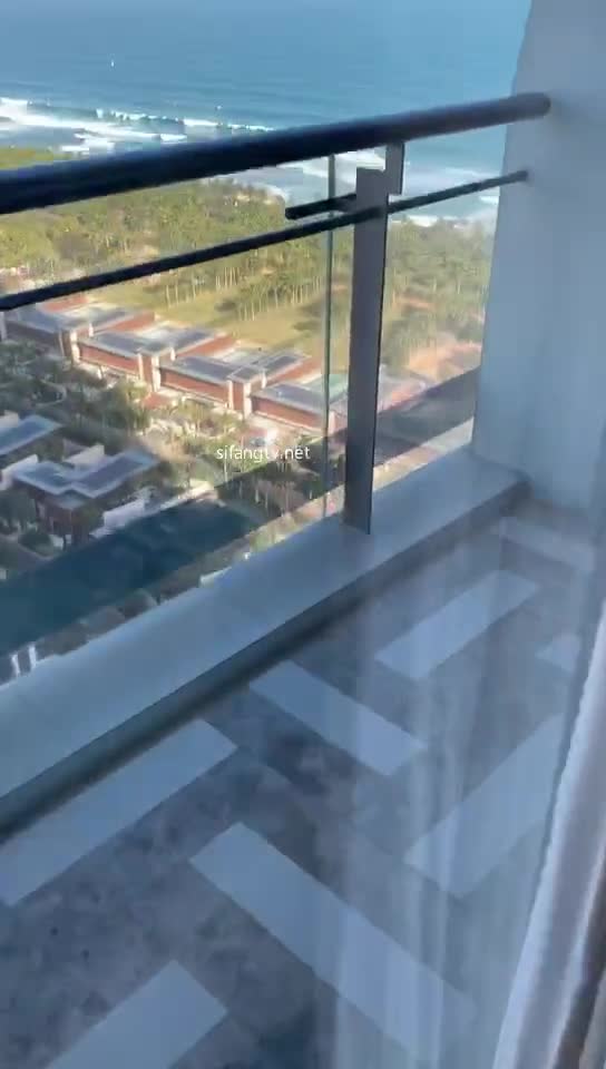 给女同事涂抹防晒霜也是一种享受