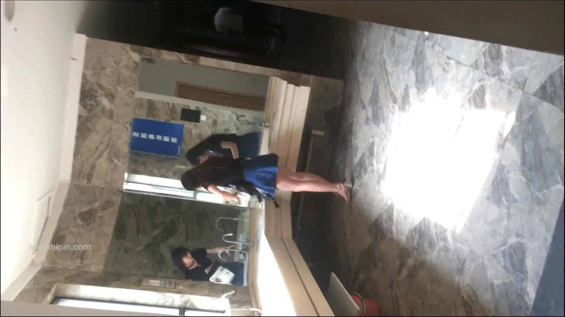 私房流出【医院稀缺厕拍】 后侧视角偷拍 医生护士小姐姐 蜜桃臀大屁股【213v】1 (70)