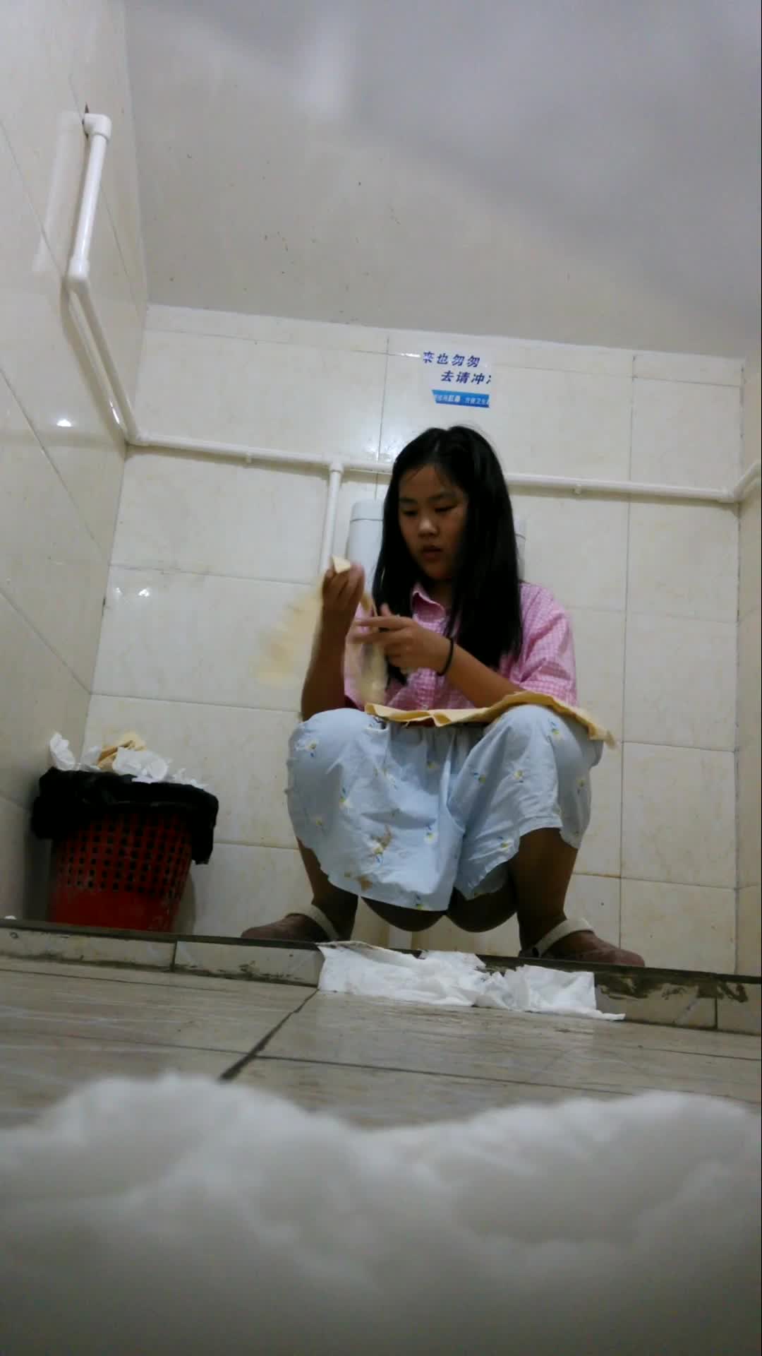 私房流出【医院稀缺厕拍】 后侧视角偷拍 医生护士小姐姐 蜜桃臀大屁股【213v】 (18)