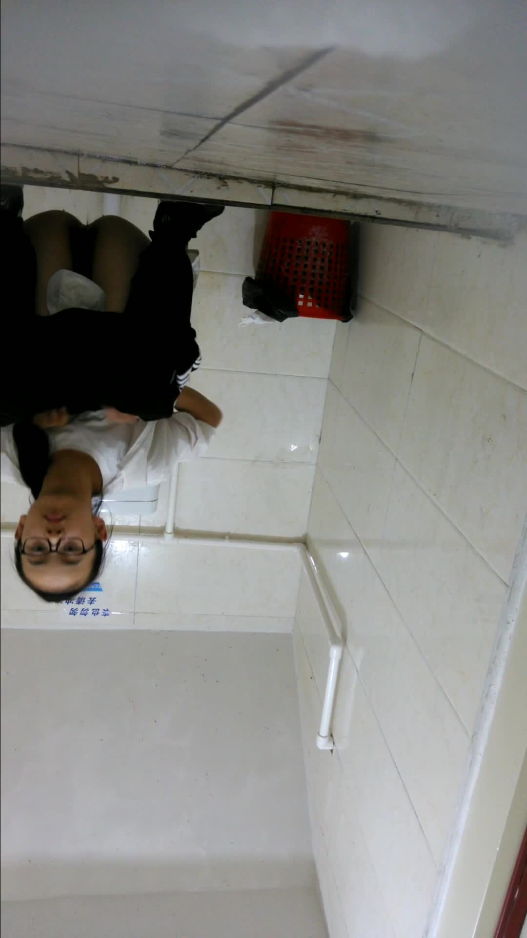 私房流出【医院稀缺厕拍】 后侧视角偷拍 医生护士小姐姐 蜜桃臀大屁股【213v】 (17)