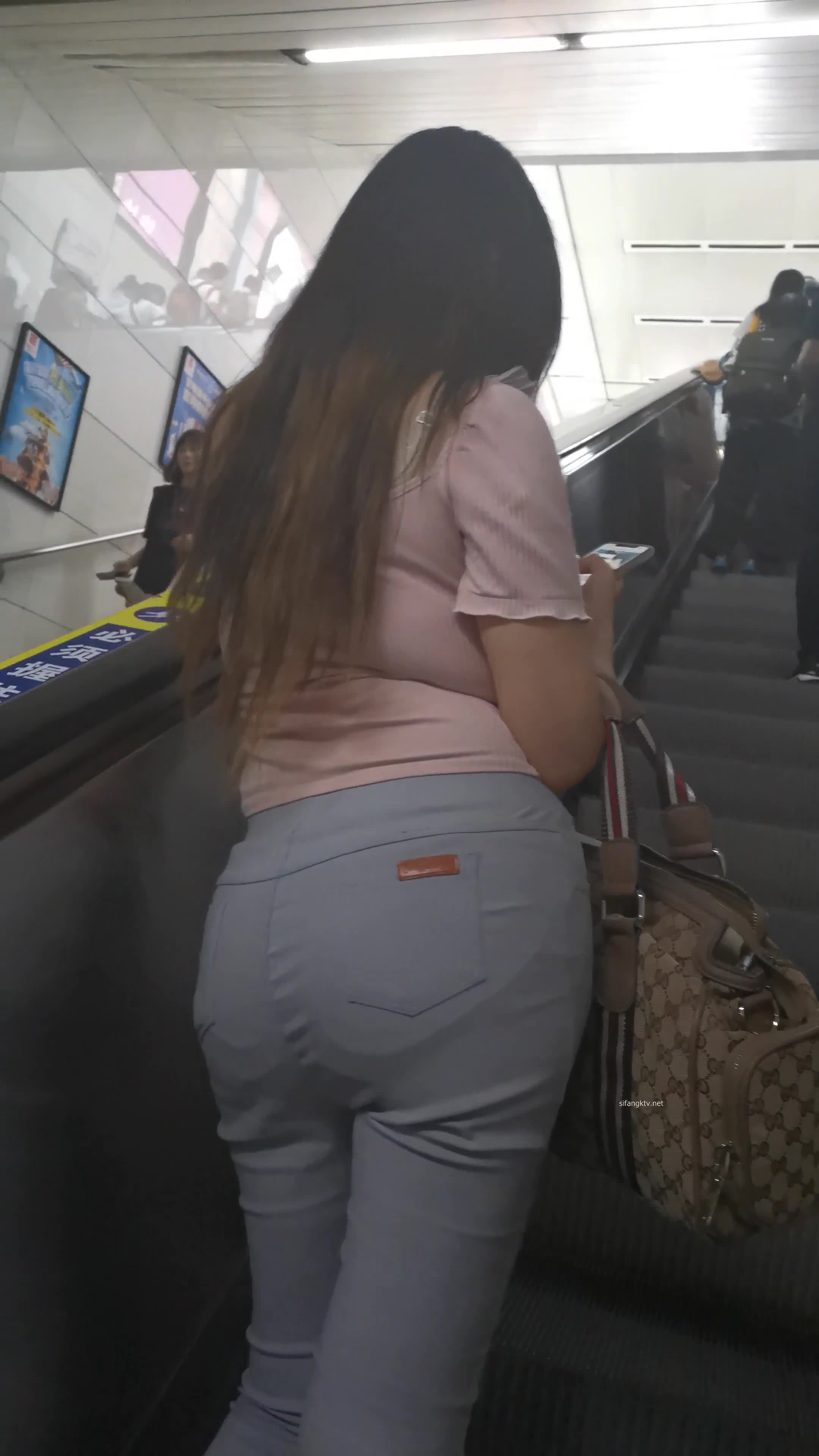 大胸打屁股紧身裤