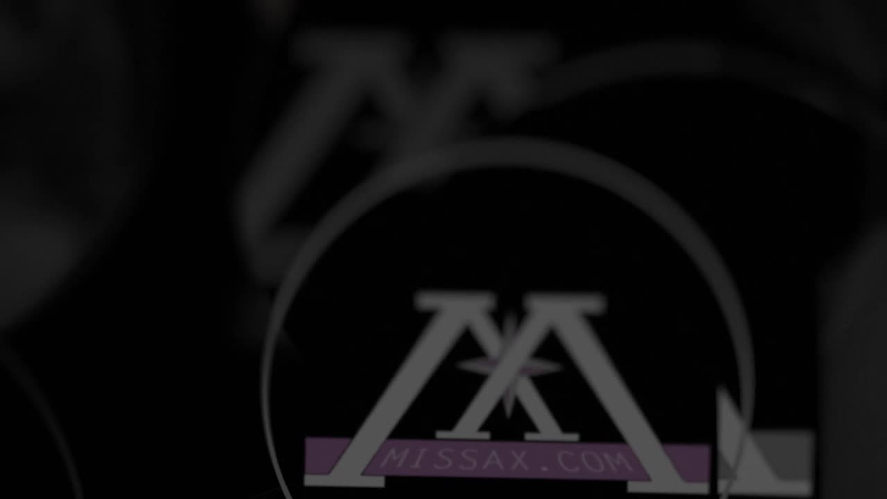 missax.16.10.09.sarah.vandella.sons.first.taste