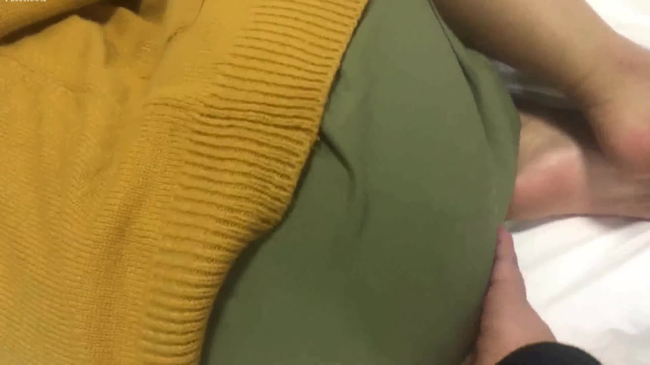 真厉害小美女醉的一动不动，肆意揉捏大乳房抠逼逼，就这都不醒，掏出鸡巴啪啪送入嘴里骚穴里抽插享受 