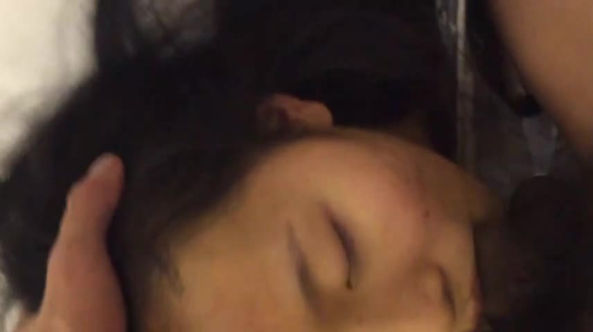 真实下药迷奸  完美身材苗条嫩妹，阴毛漂亮大长腿，咪咪和鲍鱼粉嫩，被插得时候像是在享受一般，脱光带到酒店