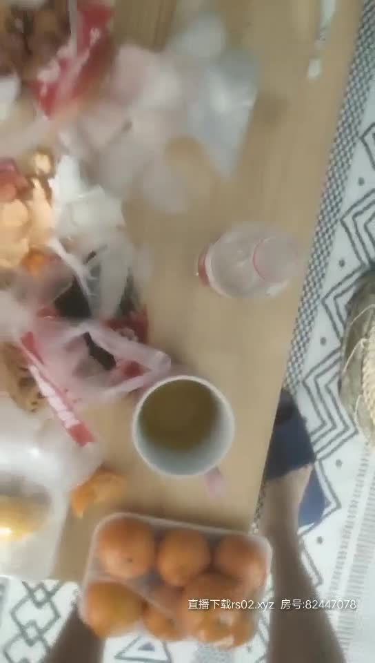 吃宵夜灌醉美女同事带回宿舍请她吃鸡巴呕吐物把床都弄脏了在地板干她_3.mp4