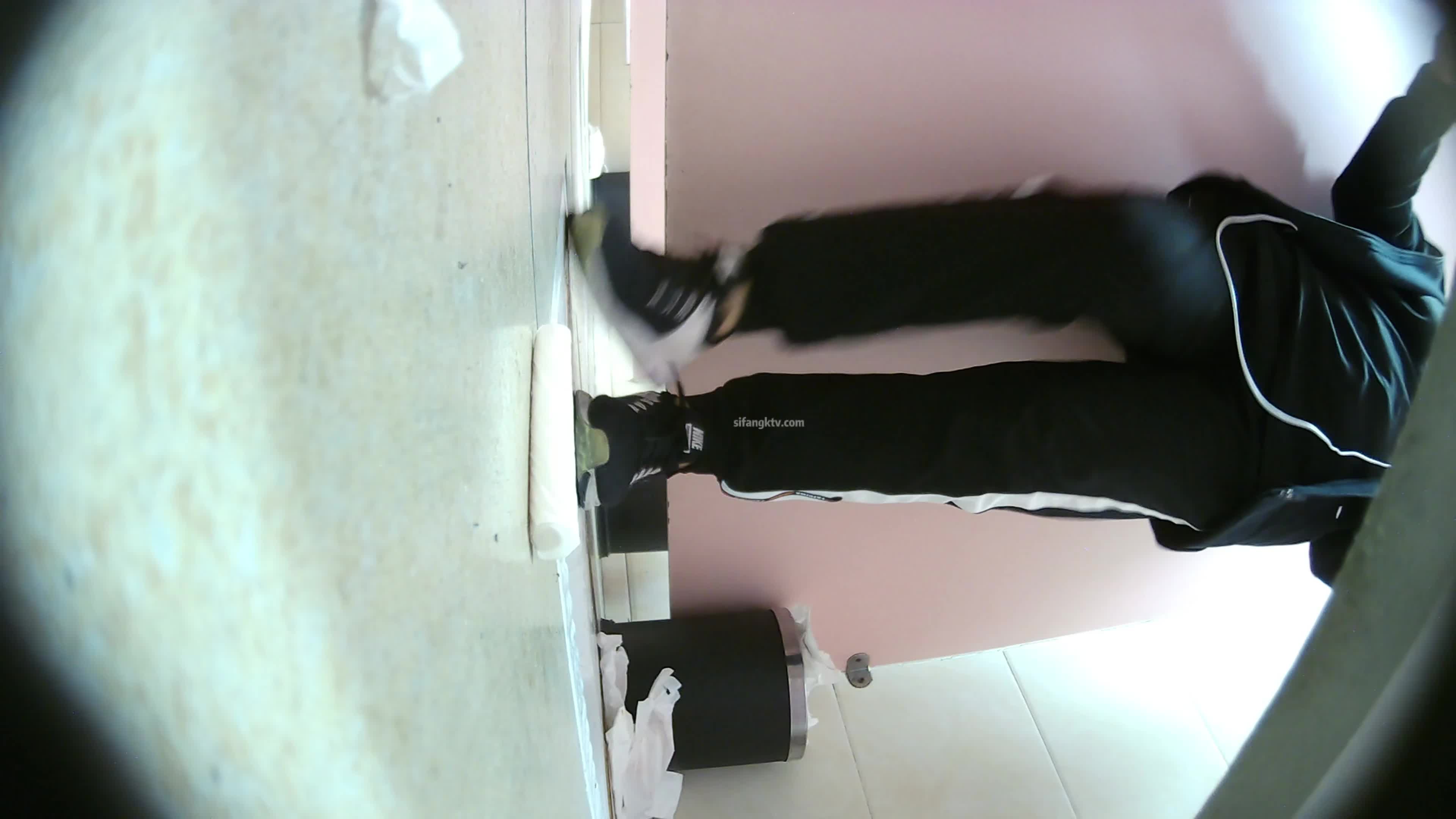 某服装城女厕隔板缝连续偸拍多位小姐姐方便_5.mp4