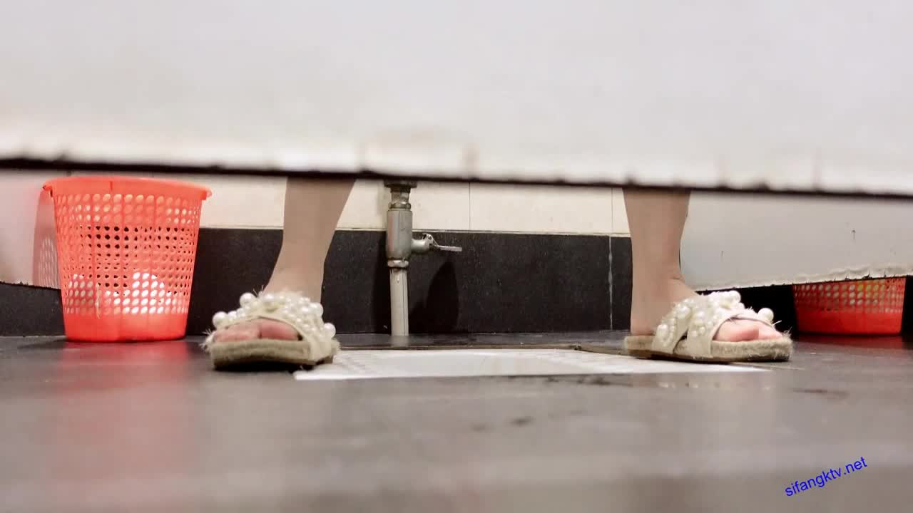 办公楼女厕全景偷拍连衣裙妹子_乌黑浓密私密区真黑.mp4