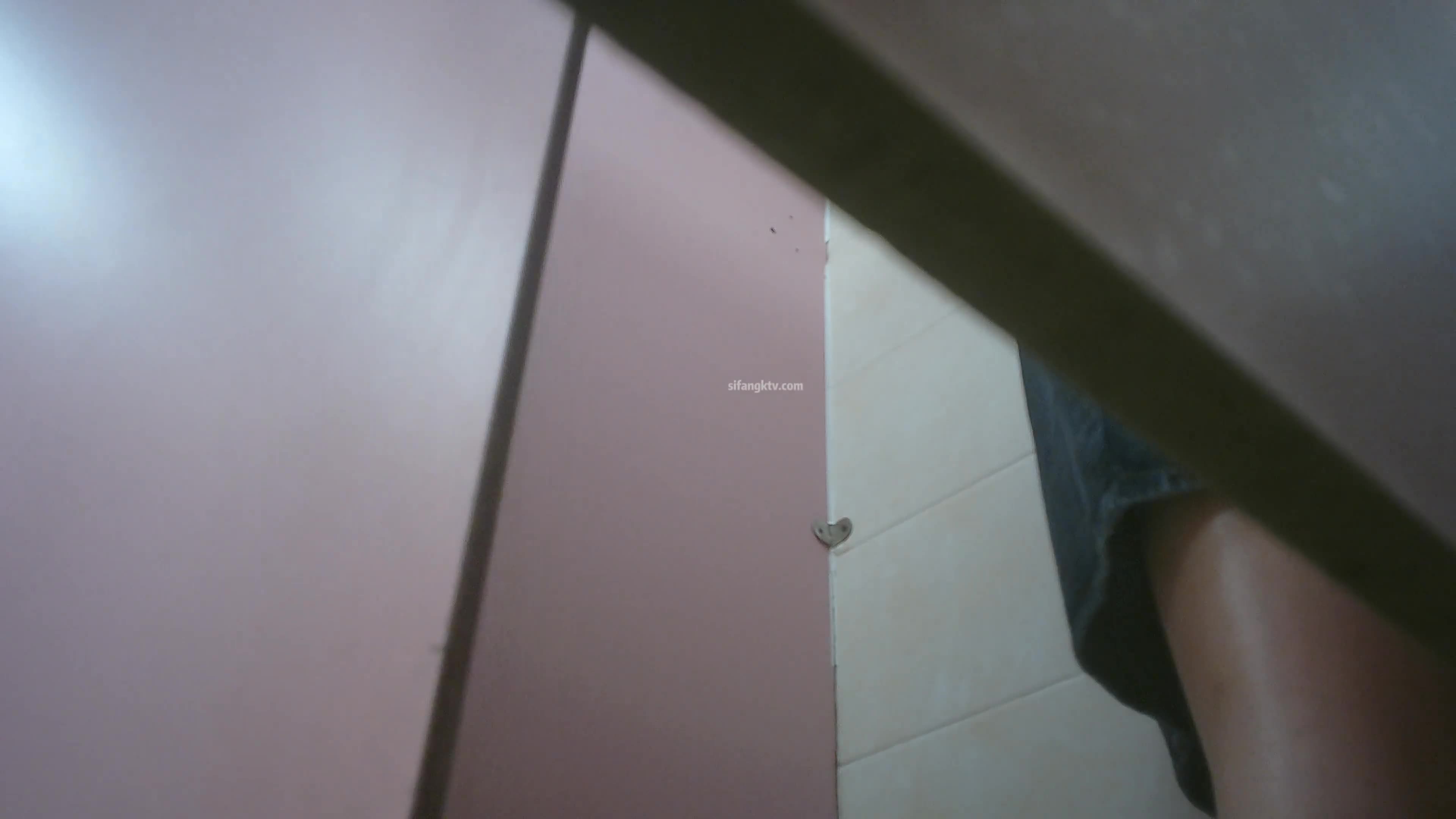 某服装城女厕隔板缝连续偸拍多位小姐姐方便_11.mp4