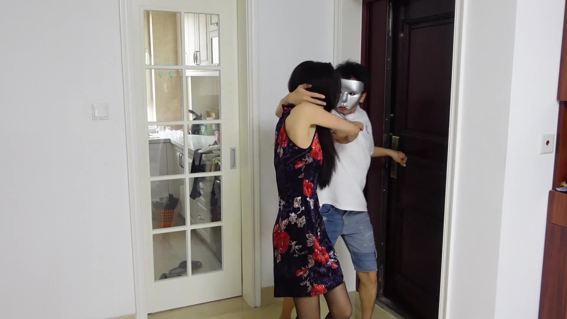 灵灵入室抢劫剧情：M腿放置堵嘴QG吊绑棒棒QG迷晕强制KOU交啪啪输出