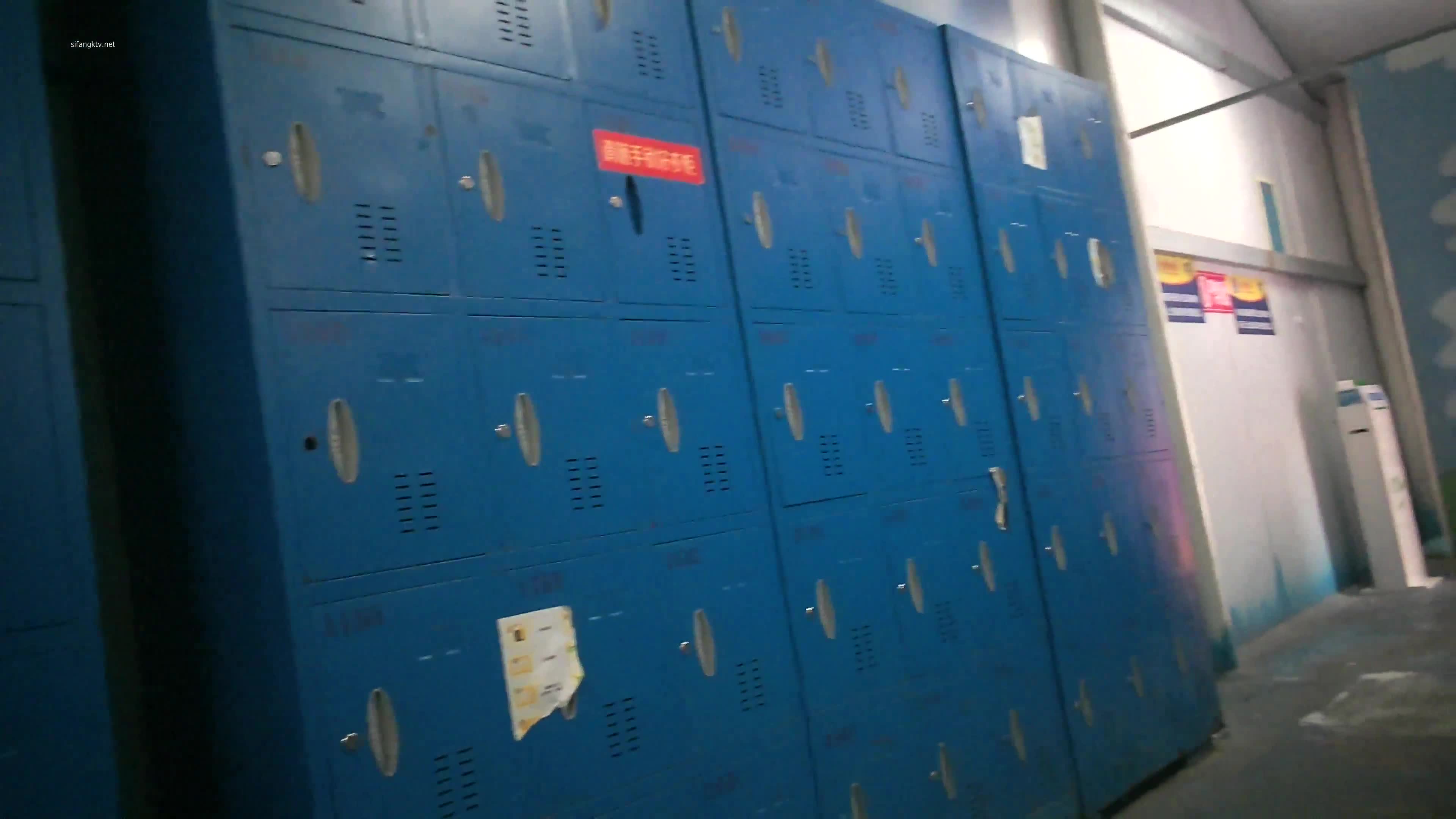 最新首发国内某水上乐园偷拍换衣美女如云01_17.mp4