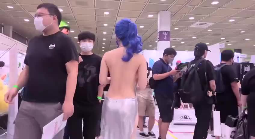 韩国漫展大露背巨乳coser，有机会一定要去一次这样的漫展