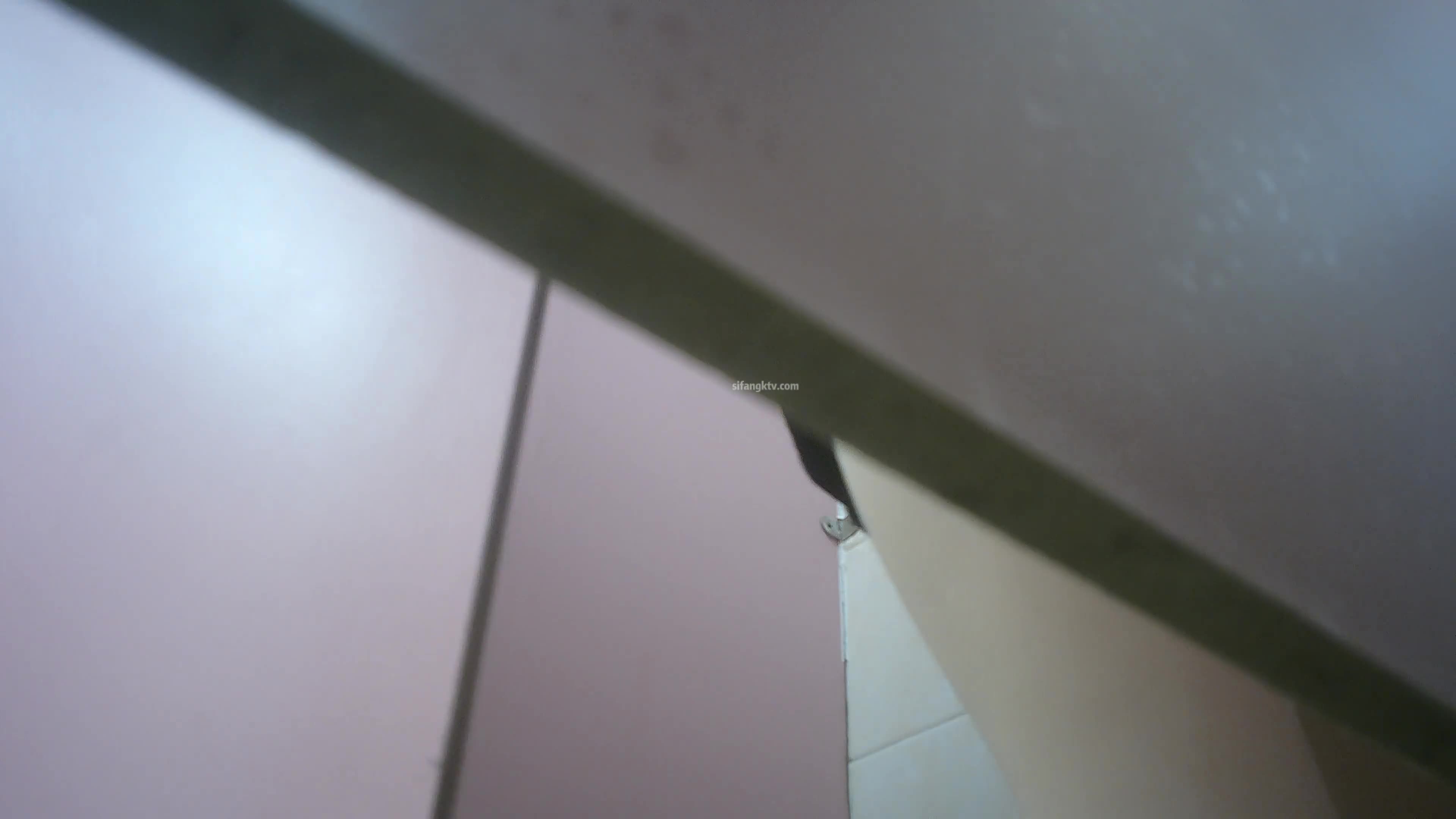 某服装城女厕隔板缝连续偸拍多位小姐姐方便_7.mp4