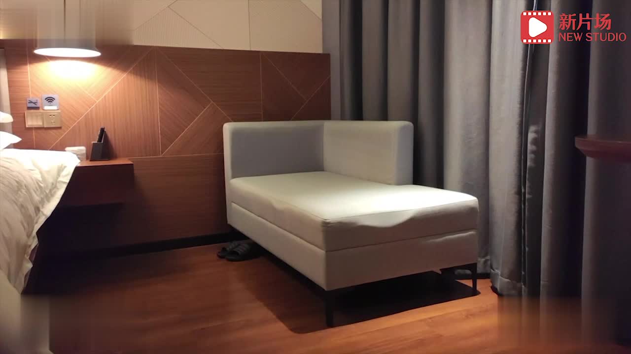 8-11新片速递路虎探花酒店3000块约炮暑假兼职高中学生妹，一脸青涩奶子却很大