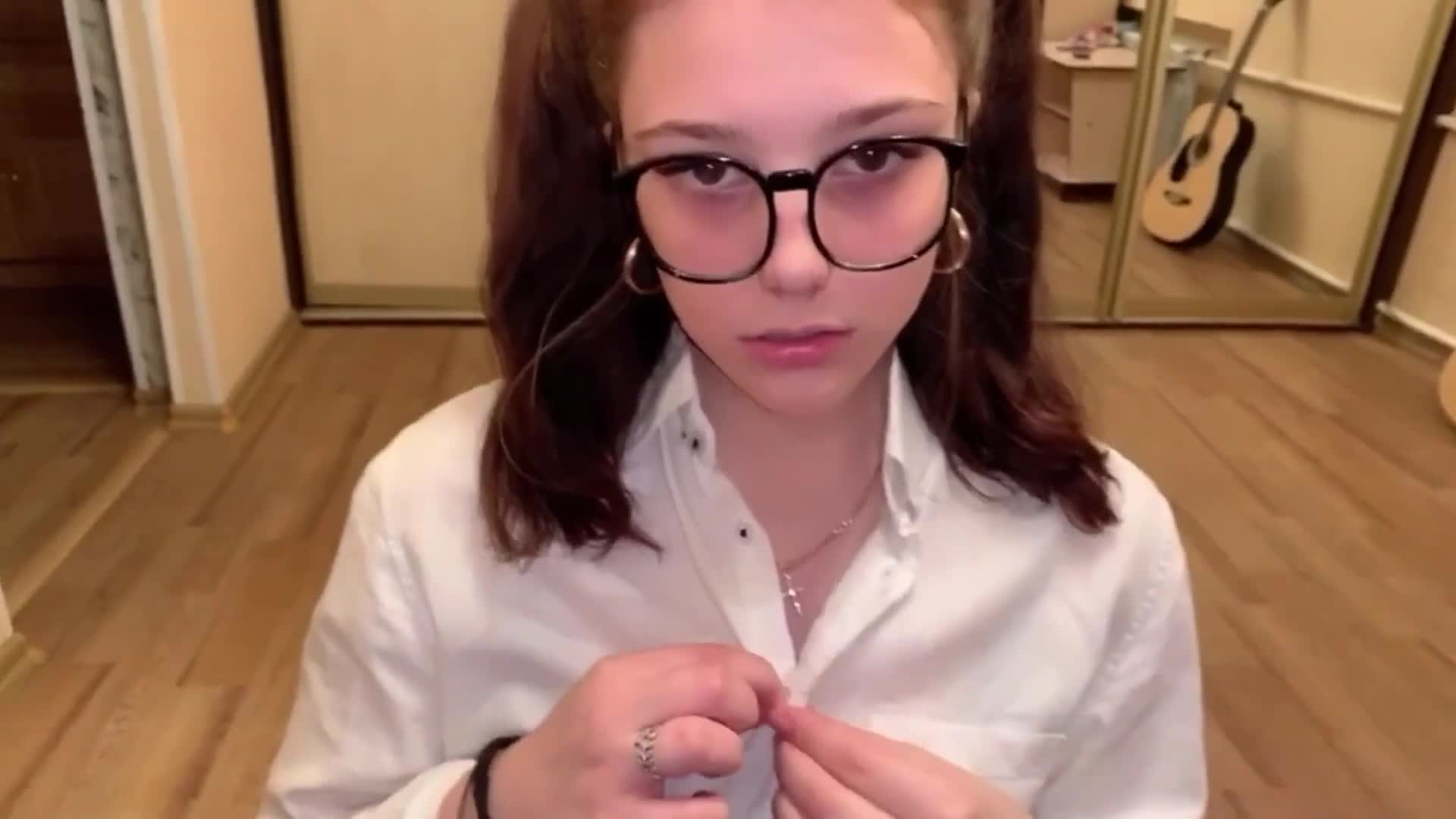 犯错的女学生为了求得原谅只好让老师射在眼镜上