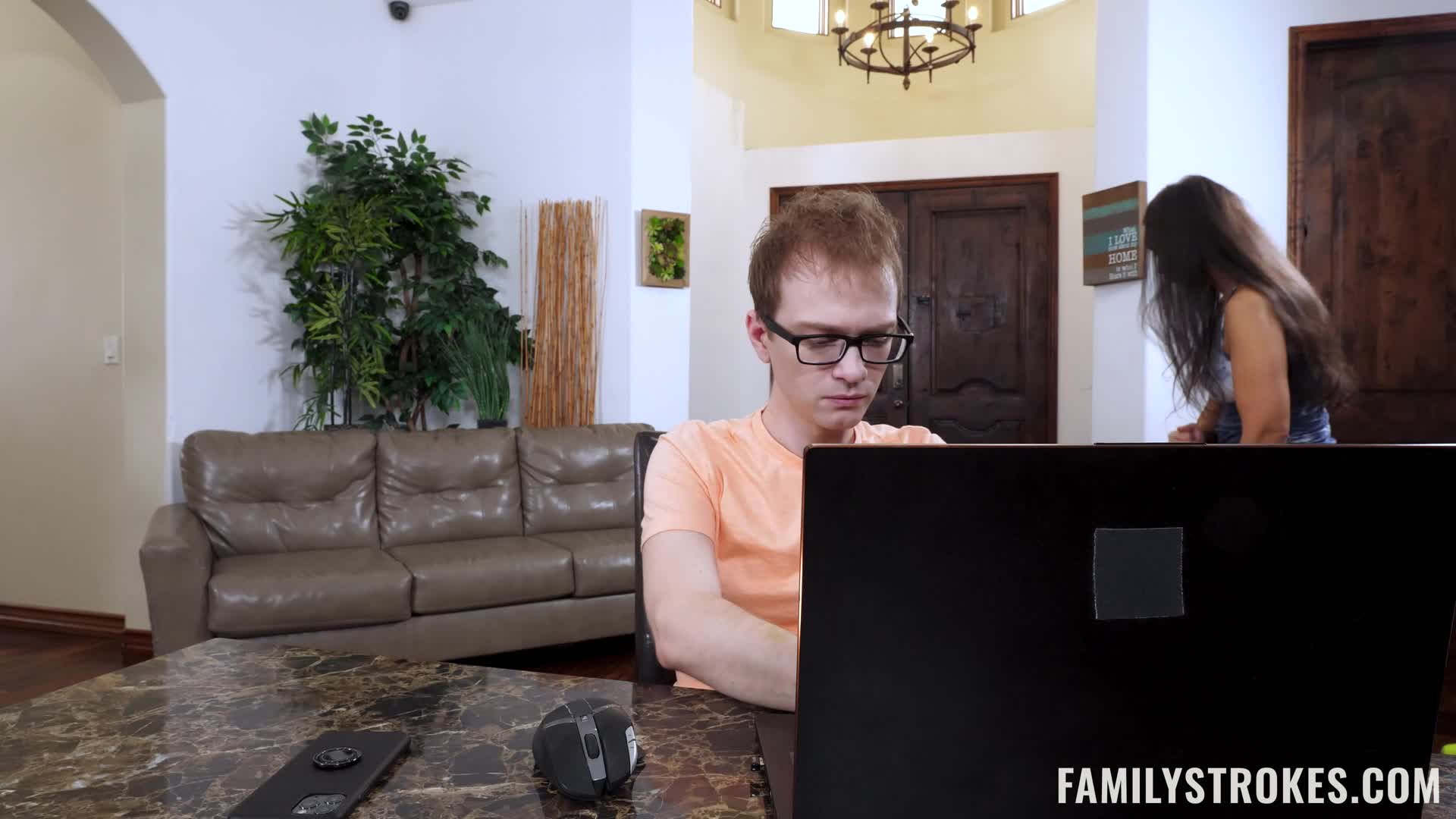 familystrokes.21.01.28.lilly.hall.and.mia.taylor.help.your.brother