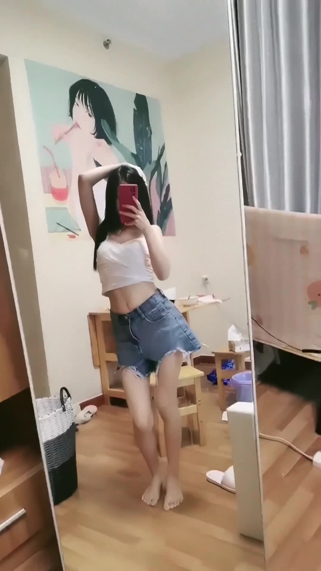 大二学舞蹈妹子牛仔招牌短裤今天带情趣手铐操，撩起衣服摸奶子扭动小腰，掰穴特写第一视角插入，搞完自慰跪地爬行