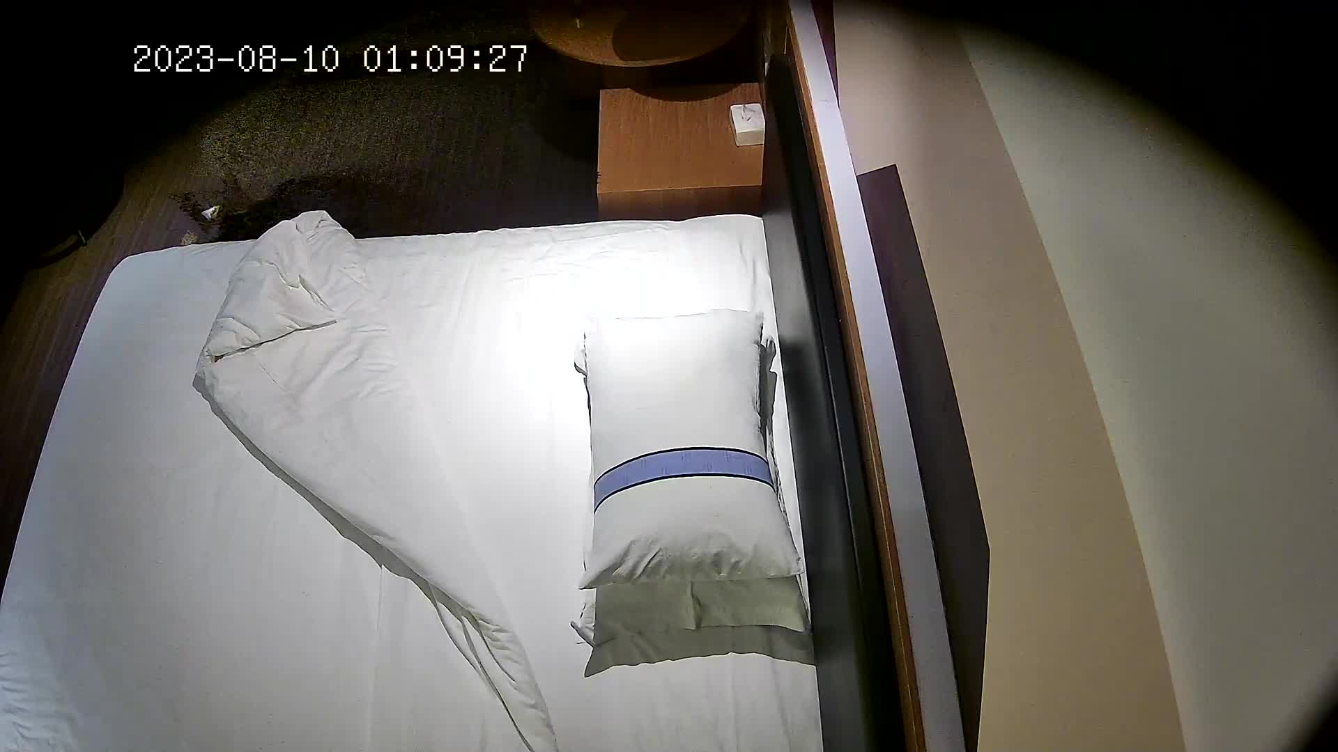 2023-8-10【酒店偷拍】小美女开房约常客，付完钱开操，骑在身上调情吃屌，各种姿势爆操，搞了两发