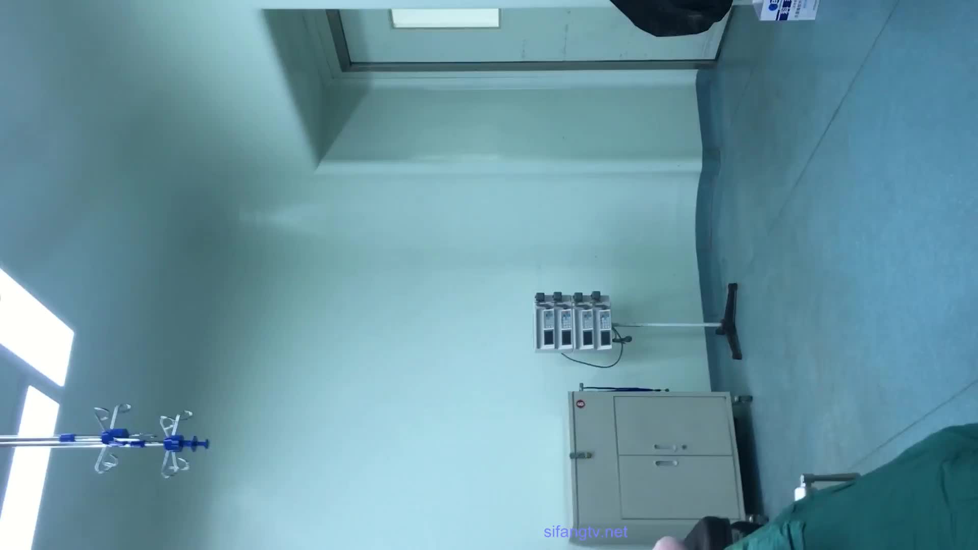 国内某整形医院偷拍流出做胸部整形手术后来换药复检的妹子伤口愈合的还不错很满意