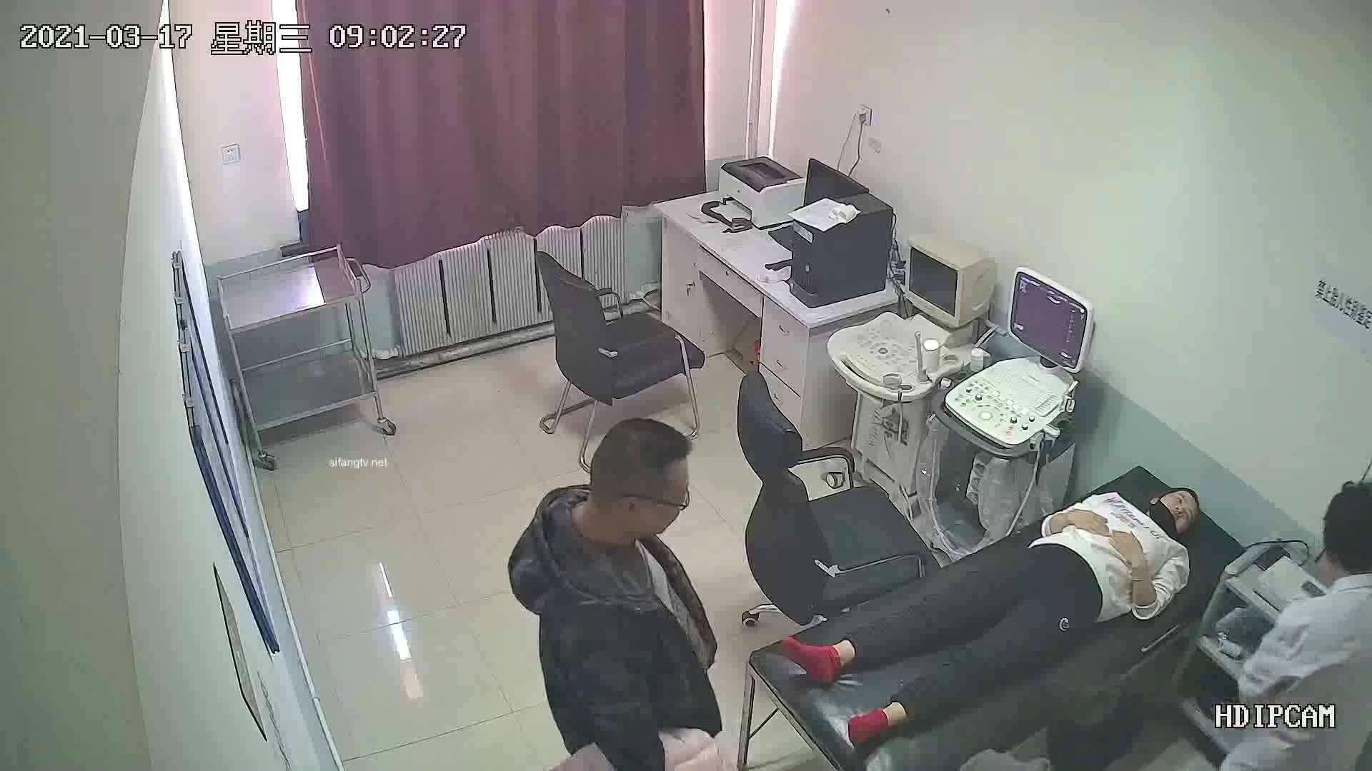 最新妇产科医院摄像头破解,老公看著自己老婆的奶子被医生随意拨弄,心里五味杂陈