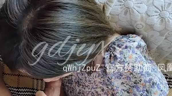 微露脸，完整版 带着婚戒偷情的人妻，被干到菊花外翻 Chinese homemade video_1344931064