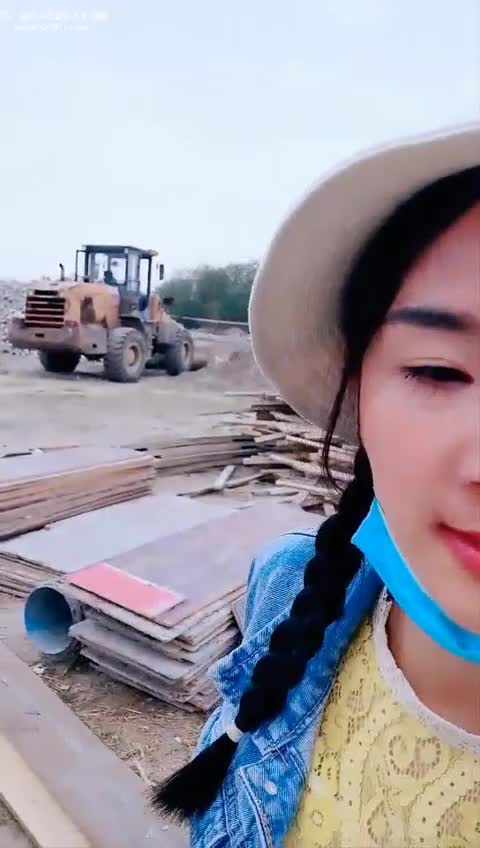 重庆户外野战勾搭一姐，【金莲小仙女】约粉丝户外啪啪，蓝天白云青草地激情插入，骚浪淫叫田野间回荡真刺激