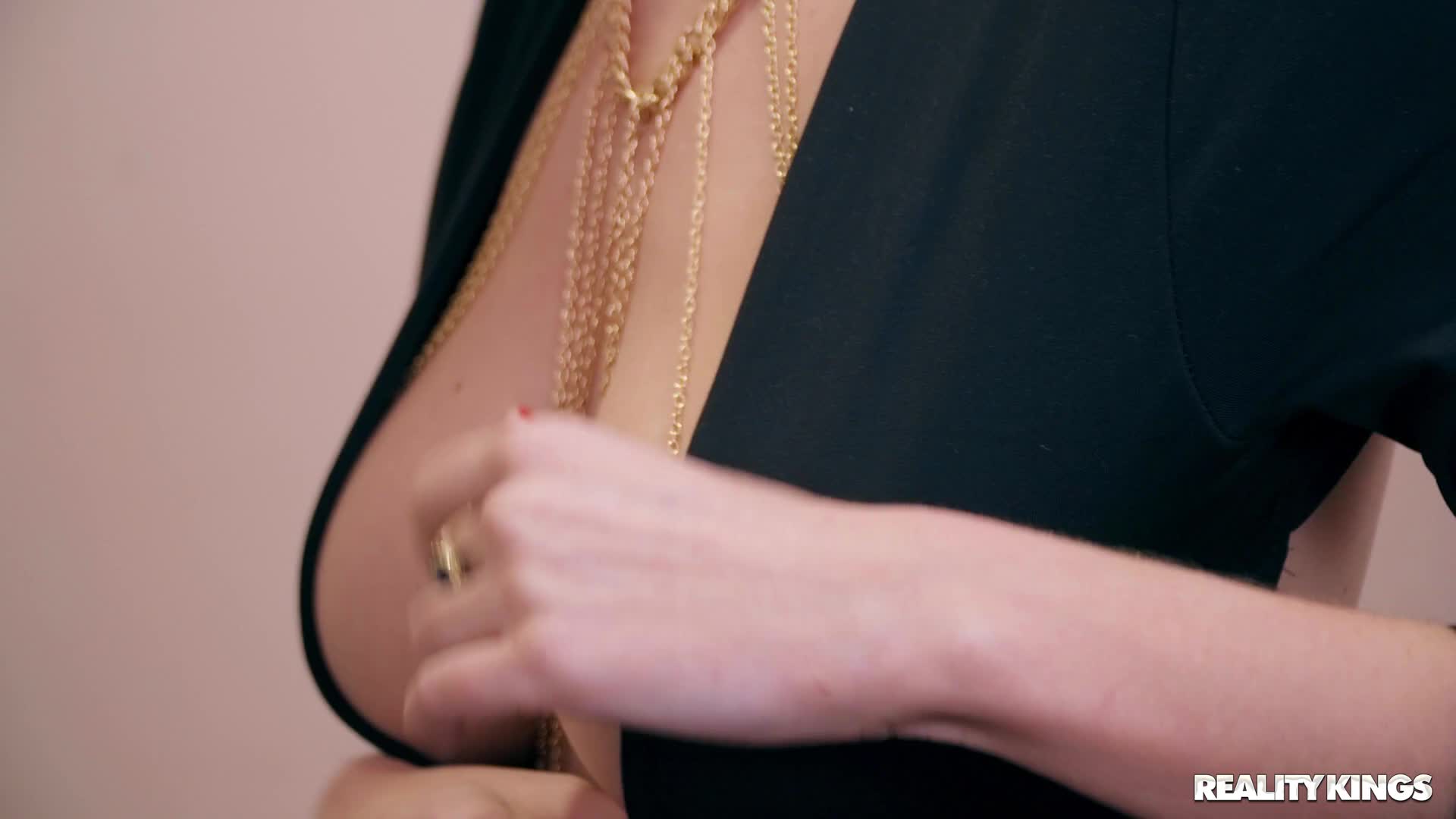 bignaturals.20.02.06.skye.blue.dinner.and.a.show