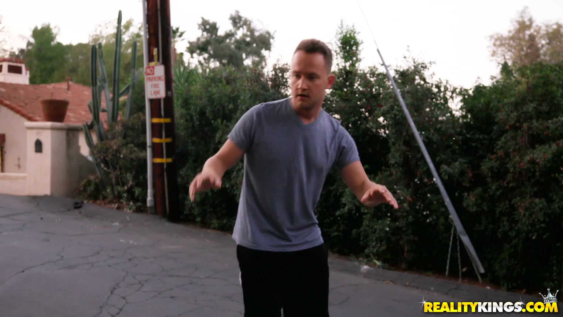 bignaturals.19.01.15.cassidy.banks.on.the.run.2