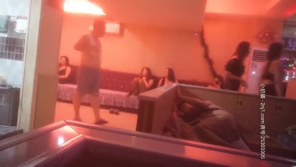 鸡巴镶一圈大珠子让小姐闻风色变的王胖子在某会所大厅游荡暗拍搭讪，挑了两个小姐上钟草到一个妹子杀猪叫