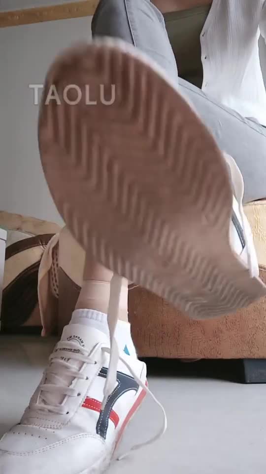 运动脏鞋底红绿灯榨