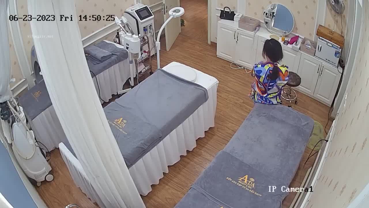 2023-6新流出黑客破解美容院监控摄像头偷拍 来做穴位按摩逼逼脱毛的美女少妇