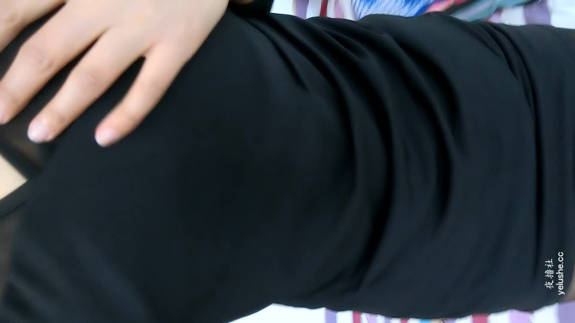 【高价自购资源】网络原味妹子闫妍自导自演视频49：黑丝短裙大三女生讲述性爱史淫语挑逗掰穴，看了鸡巴硬1080P全高清