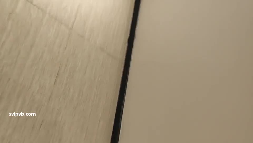 2022-1-18《爱情故事》网聊没多久的良家少妇，意犹未尽再来一炮，抬起大腿怼著镜头猛扣穴，翘起屁股一下顶入爆插