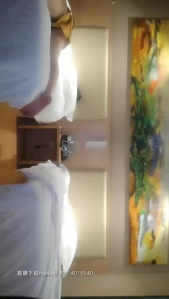 2048社区 - fun2048.com@韦小宝第二春夫妻酒店换妻4p啪啪，两对中年夫妻换着玩性感黑丝骑乘猛操，抬腿抽插非常诱人