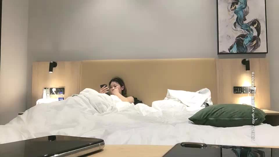 2021-4-2191约妹达人有男朋友黑色长裙妹子，手机没电连上继续操，深喉口交硬了翘起屁股后入抽插猛操