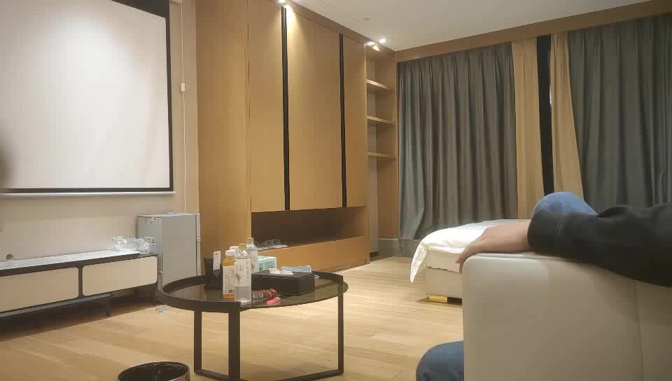 2022.3.11【我有一台拖拉机】，今夜转换风格，精品外围小姐姐，一对大胸真闪亮，沙发性爱