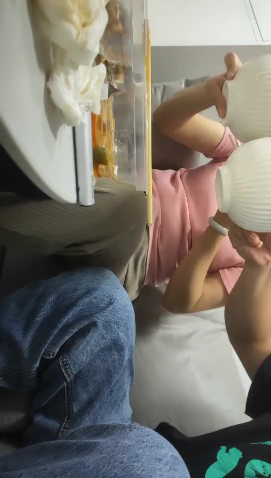 2022-8-14【胖子传媒工作室】约熟女带回酒店干，吃饱喝足开操，猛扣骚穴，大屁股骑乘位爆插