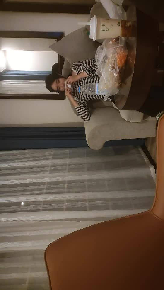 2022-8-10【绝顶枪王之王】最近聊的良家美女，妹子很羞涩一直喊不好意思，骑乘位爆操骚穴