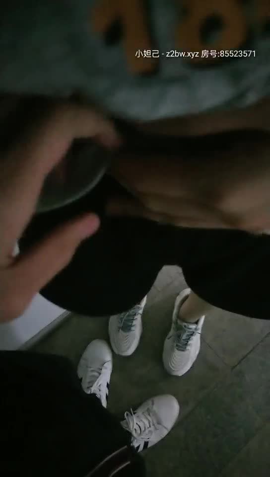 2021,1,20，广州泡良小伙爱户外，【约妹狂人小李探花】小少妇也喜欢刺激，卫生间脱光玩弄鲍鱼，白浆顺着小穴淌，骚货被干满足