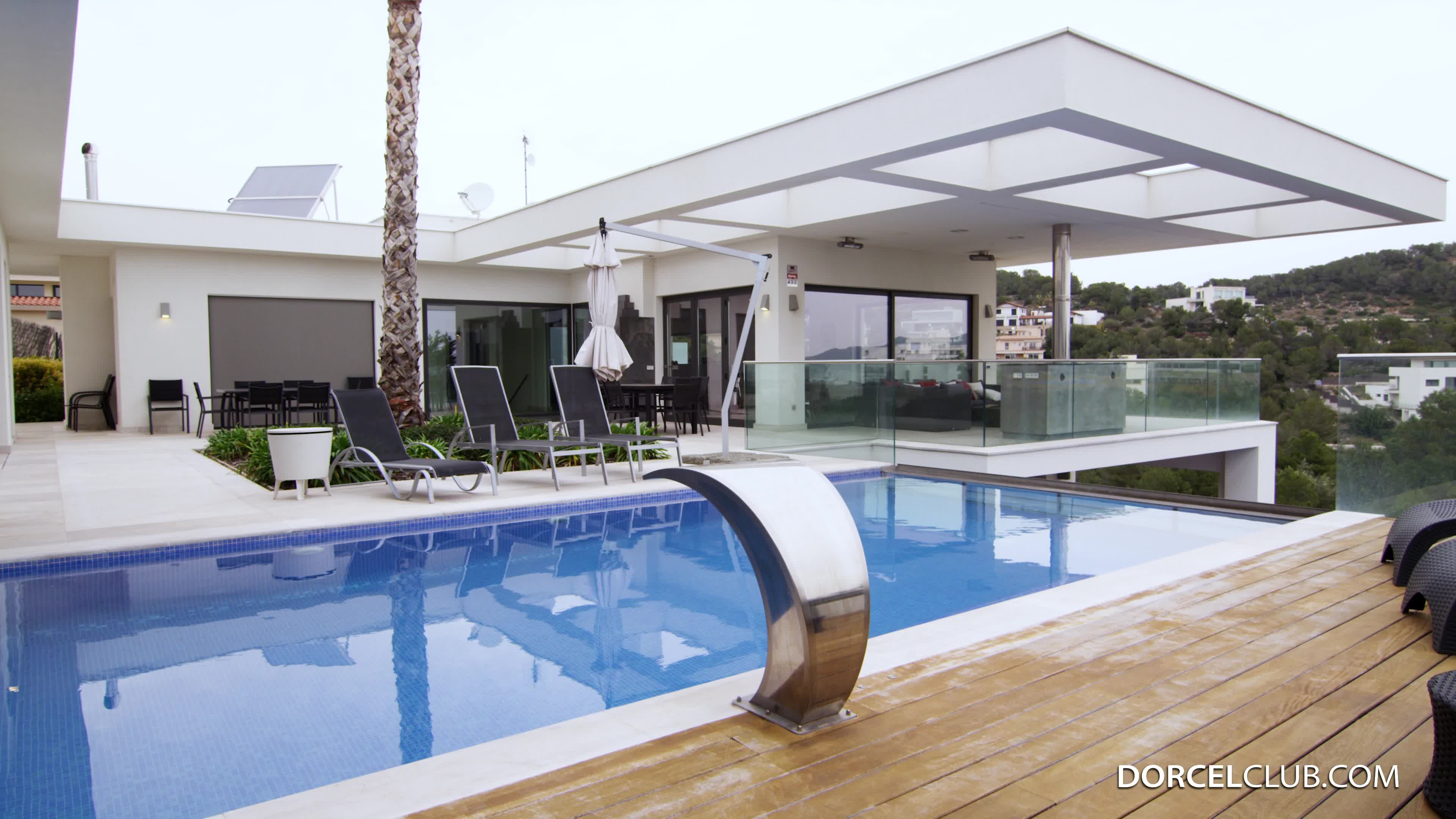 dorcelclub.17.12.11.dorothy.black.and.kira.zen.the.dorothys.lesbian.games.4k