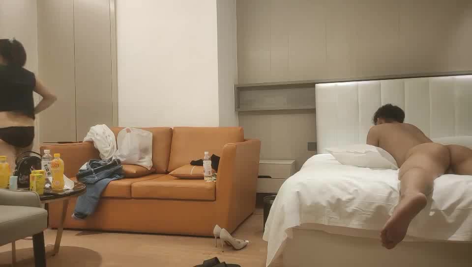 2022.3.12【我有一台拖拉机】20岁，体重108，175cm模特，翘臀美腿身材无敌，仙丹加持后入爆操奶子直晃动