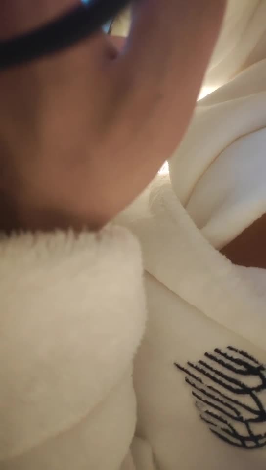 2022-3-29【胖子工作室】大圈高端模特，口活超级棒，跪地一顿操作，穿上白色网袜，洞好小打桩机操的好爽