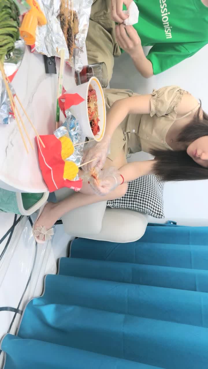 gc2048.com-2023.6.16，【瘦猴先生探花】，泡良达人，今夜新人颜值高，相谈甚欢推倒，粉嫩苗条身材好口技牛逼